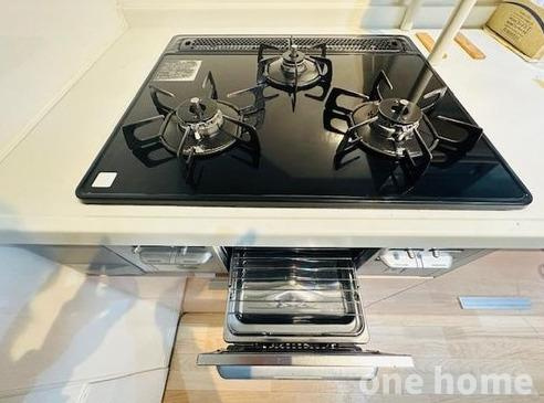 西三国1丁目中古戸建のキッチン|◆グリル付３口ガスコンロ搭載！お忙しい時間帯も効率よくお料理ができます！