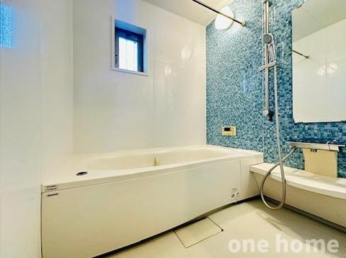 西三国1丁目中古戸建の浴室|◆浴室には換気窓がございます！
◆お洒落なアクセントパネルが施された広々空間です！