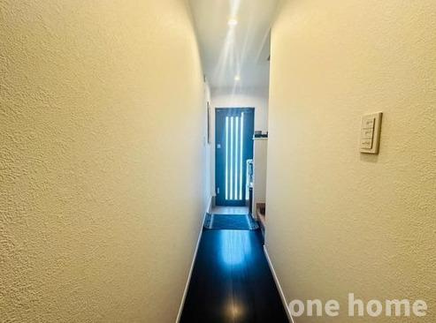 西三国1丁目中古戸建の玄関|◆【内覧予約受付中】ご自宅や最寄り駅などで送迎が可能です。ご希望をお申し付けください！