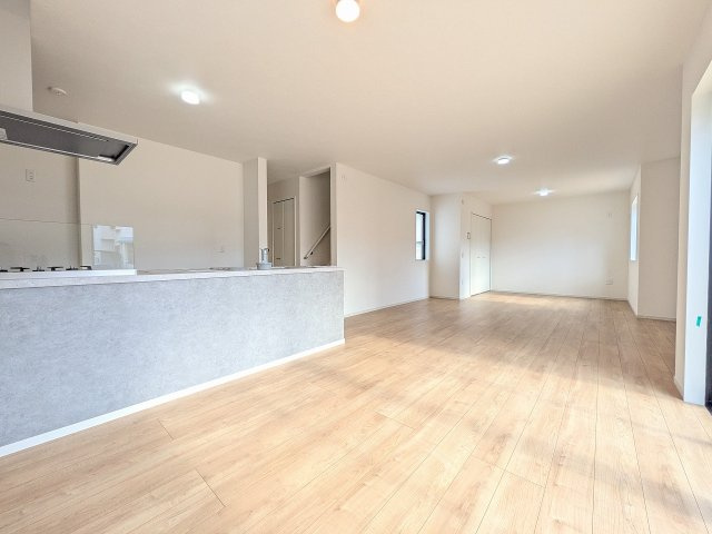 八王子市　めじろ台　新築一戸建て　１４期の居間・リビング|～23.1帖の明るいLDKで、家族団欒の時間をお過ごしいただけます～