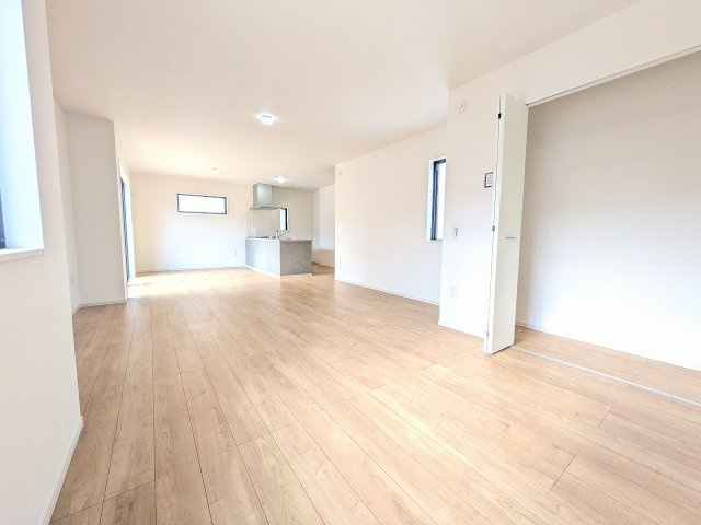 八王子市　めじろ台　新築一戸建て　１４期の居間・リビング|～23.1帖の明るいLDKで、家族団欒の時間をお過ごしいただけます～

