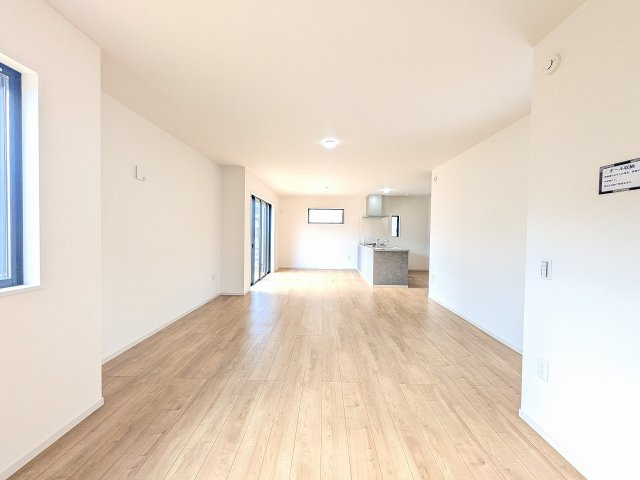 八王子市　めじろ台　新築一戸建て　１４期の居間・リビング|～23.1帖の明るいLDKで、家族団欒の時間をお過ごしいただけます～
