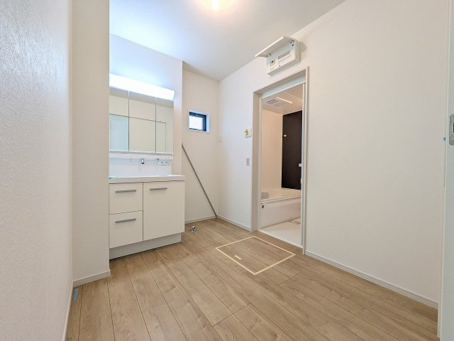 八王子市　めじろ台　新築一戸建て　１４期の脱衣所|～窓付きで明るくゆとりある広さの洗面所　換気もしやすいです～