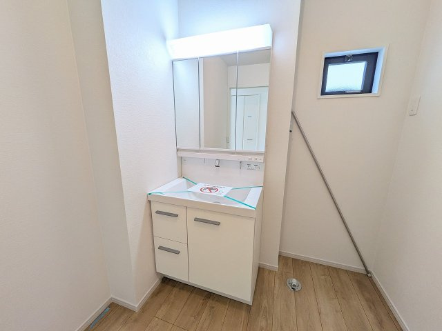 八王子市　めじろ台　新築一戸建て　１４期の独立洗面台|～３面鏡付きの独立洗面台　細々している物をスッキリ収納出来ます～