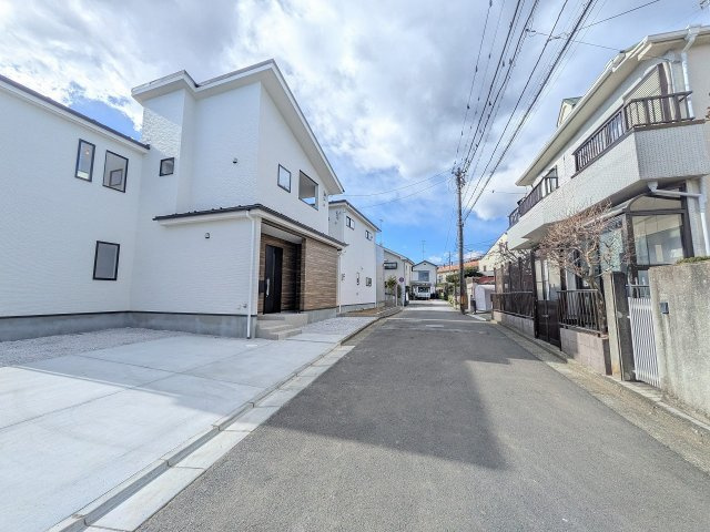 八王子市　めじろ台　新築一戸建ての前面道路含む現地写真|～めじろ台駅徒歩9分　2台駐車可能～