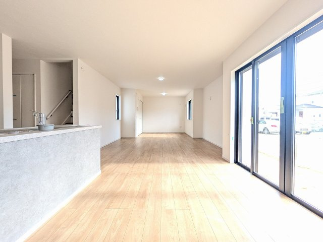 八王子市　めじろ台　新築一戸建て　１４期の居間・リビング|～23.1帖の明るいLDKで、家族団欒の時間をお過ごしいただけます～
