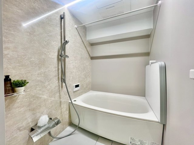グランドメゾン菊坂町の浴室|浴室乾燥暖房機付のグレージュカラーの浴室