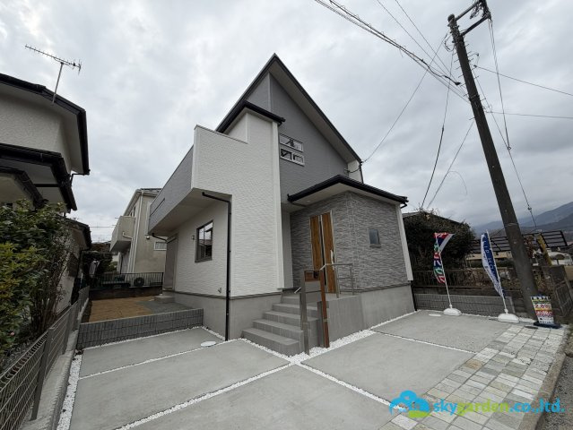秦野市東田原　新築戸建　全1棟1号棟の前面道路含む現地写真