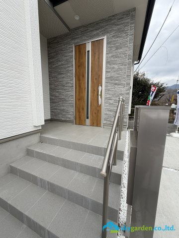 秦野市東田原　新築戸建　全1棟1号棟の玄関