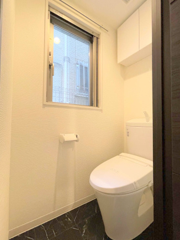 スカイコートパレス蒲田Ⅱのトイレ|窓付き吊戸棚と温水洗浄便座付きのトイレ