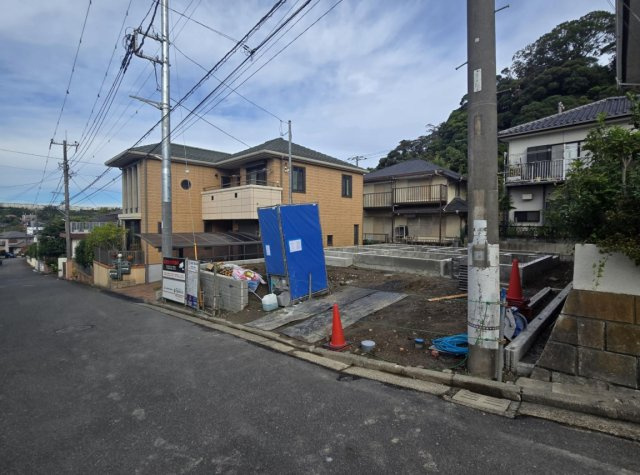 横浜市港南区日野中央２丁目 新築戸建て【仲介手数料無料】カースペース2台の前面道路含む現地写真