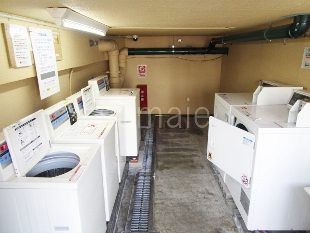 ウエストインパート１０のその他共用部分|敷地内にコインランドリーがあります♪