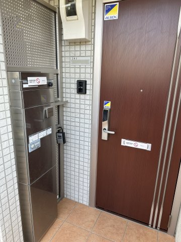 川崎市多摩区菅３丁目のアパートの玄関