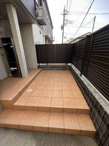 川崎市多摩区菅３丁目のアパートのエントランス