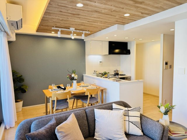 ミッドプレイス八王子の居間・リビング|～15.2帖の明るいLDKで、家族団欒の時間をお過ごしいただけます～