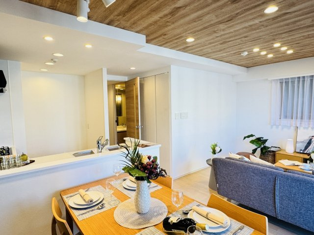 ミッドプレイス八王子の内装|～木目調の天井クロスやアクセントクロスがオシャレなリビングダイニング～