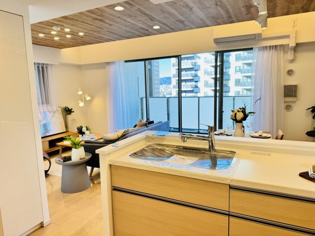 ミッドプレイス八王子の内装|～リビング側の家族とコミュニケーションをとりやすいキッチンです～