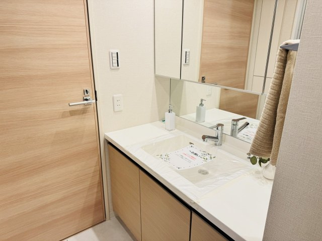 ミッドプレイス八王子の独立洗面台|～３面鏡付きの独立洗面台　細々している物をスッキリ収納出来ます～