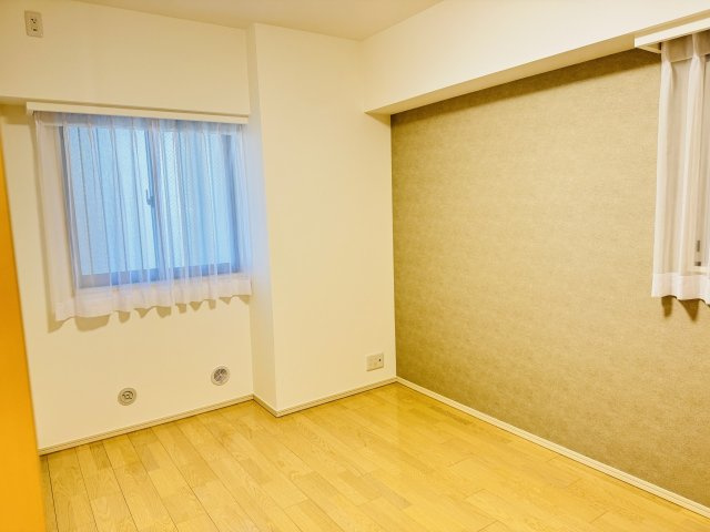 ミッドプレイス八王子の寝室|～6.5帖の主寝室　アクセントカラーがオシャレなお部屋です～