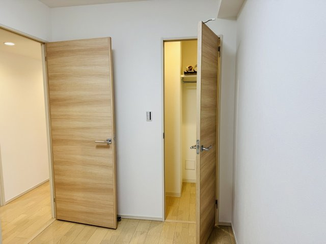 ミッドプレイス八王子の洋室|～全居室ウォークインクローゼット付きと、収納タップリのお部屋です～