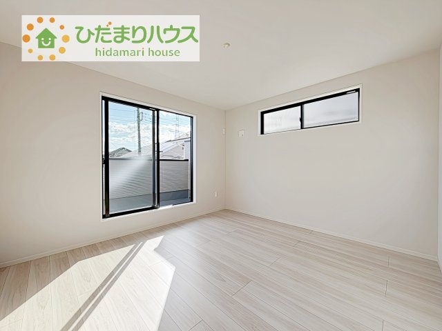 【寝室】 | 守谷市薬師台9期　新築戸建 | バルコニーに面していて、たっぷり光りの入る明るい主寝室です！