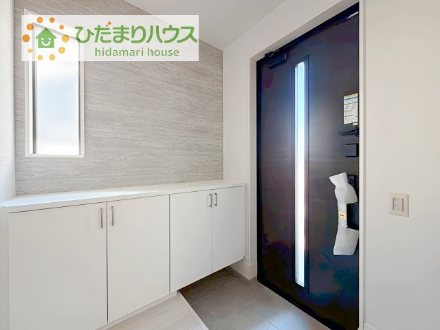 【玄関】 | 守谷市薬師台9期　新築戸建 | 玄関が広いので親子で並んで仲良く靴が履けますね(^^)/