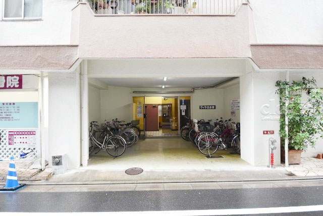 【エントランス】 | ヴィラ江古田 | お客様を、そして住人を出迎えてくれるマンションのエントランス。ゴミが落ちていないことからも、管理状態の良さや住民の節度の高さが見て取れます。～即日のご見学可能～　お問合せはお気軽にどうぞ。
