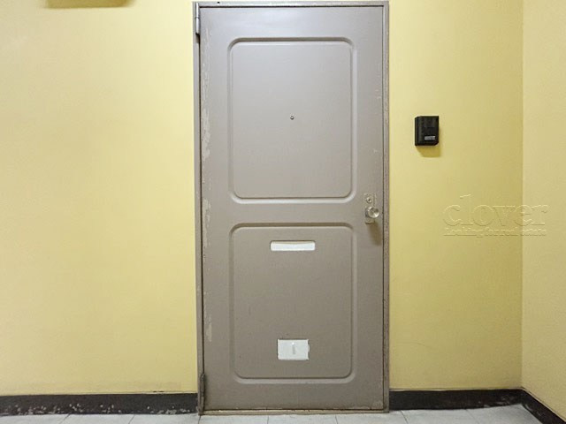 【その他共用部分】 | ヴィラ江古田 | 皆様をお迎えする、お部屋の玄関ドア。開けやすさや開放角度、ドアノブの操作しやすさや鍵の形状などを、現地で一度ご確認ください。～即日のご見学可能～　お問合せはお気軽にどうぞ。