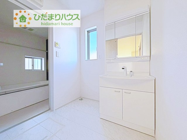 【独立洗面台】 | 守谷市薬師台7丁目16番　新築戸建　B号棟 | 三面鏡の大きな鏡は憧れます(^^♪
鏡の後ろは収納となっていて、細かいものでも収納できるのでスッキリと整理できます！