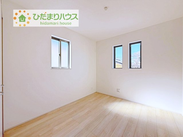 【洋室】 | 守谷市薬師台7丁目16番　新築戸建　B号棟 | 明るい二面採光です☆彡