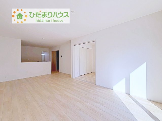 【居間・リビング】 | 守谷市薬師台7丁目16番　新築戸建　B号棟 | お子様が元気に遊べるひろびろとしたリビングです♪