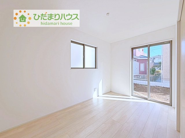【洋室】 | 守谷市薬師台7丁目16番　新築戸建　B号棟 | 扉を閉じれば来客用のお部屋として。開いて広い空間を作れば、お子様の遊び部屋として使えます！