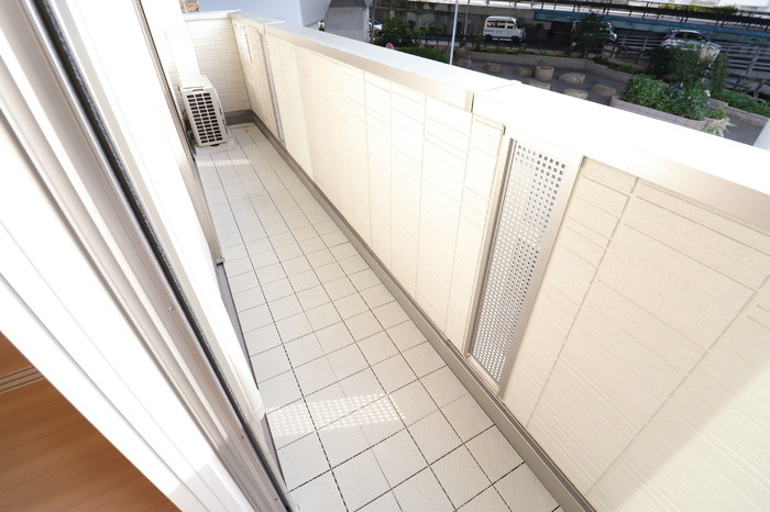 川崎市多摩区宿河原６丁目のアパートのバルコニー