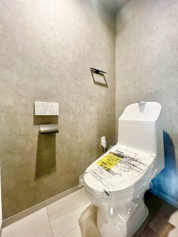 グランドメゾン菊坂町のトイレ|壁クロスがグレー色のスタイリッシュなトイレ