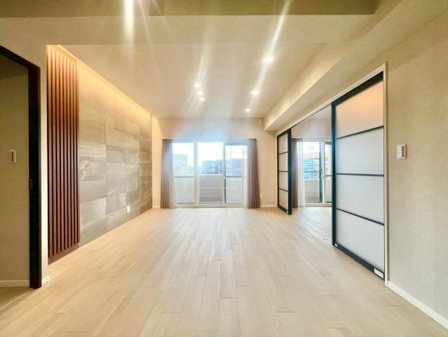 グランドメゾン菊坂町の居間・リビング|キッチンから家族の様子が見渡せるリビングです！