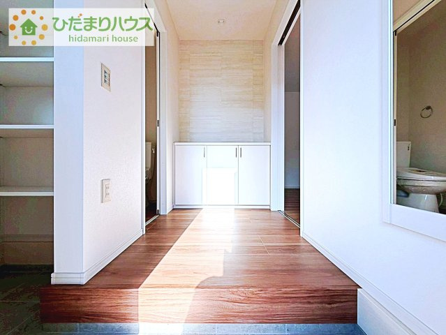 【玄関】 | 牛久市田宮町27期　新築戸建 | 靴で溢れかえっていた玄関も、大きなシューズボックスと、玄関横のクロークでスッキリ解決！玄関は「その家の顔」とお考えの方にオススメの広さです。