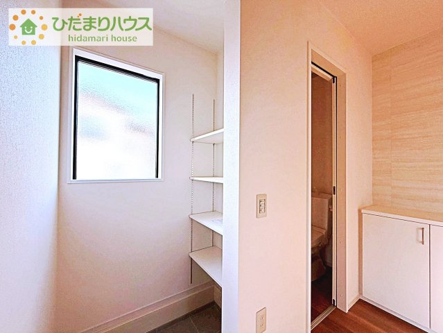 【玄関】 | 牛久市田宮町27期　新築戸建 | シューズクロークは、レインコートやベビーカー、ゴルフバッグなど大きな荷物を置けるので、
いつでも玄関を綺麗に保てます(*^-^*)