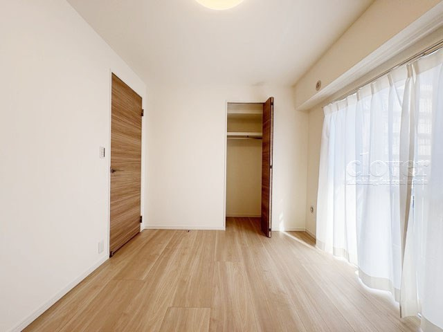 【寝室】 | 上用賀スカイマンション | 洋室2　窓から明るい光が差し込む洋室。ベッドを置いて個人居室にする場合は、多くの時間を過ごすことになる空間です。使い勝手や落ち着きを想像してください。～即日のご見学可能～　お問合せはお気軽にどうぞ。