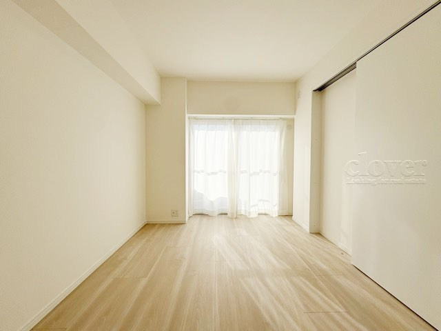 【子供部屋】 | 上用賀スカイマンション | 洋室3　窓から明るい光が差し込む洋室。ベッドを置いて個人居室にする場合は、多くの時間を過ごすことになる空間です。使い勝手や落ち着きを想像してください。～即日のご見学可能～　お問合せはお気軽にどうぞ。