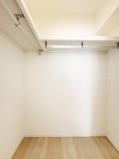 【収納】 | 上用賀スカイマンション | 洋室3　ウォークインクローゼット内部の様子。空間が広く、たっぷりとした収納力が、一枚の写真からも伝わってきます。～即日のご見学可能～　お問合せはお気軽にどうぞ。