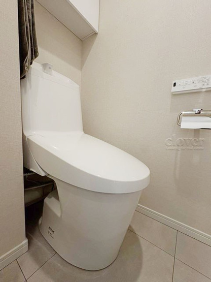 【トイレ】 | 上用賀スカイマンション | 温水洗浄便座付き　上部に収納を備えたトイレです。自宅の中でも最もプライベートな空間だからこそ、ほしい「落ち着き」がここにあります。～即日のご見学可能～　お問合せはお気軽にどうぞ。