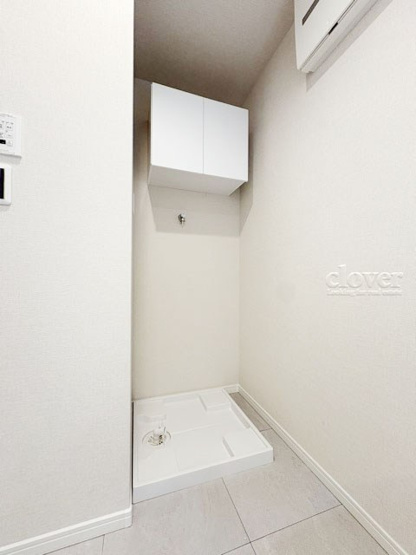 【ランドリースペース】 | 上用賀スカイマンション | 防水パン（洗濯機置き場）　上部収納あり