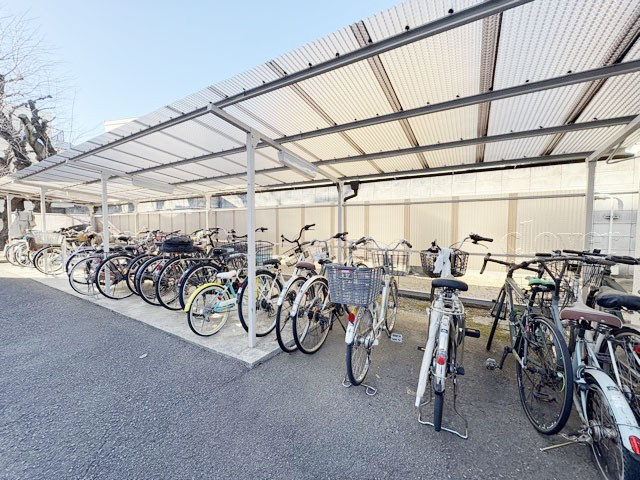 【駐輪場】 | 上用賀スカイマンション | 自転車置き場。マンションの共用部にあたります。空きの有無や駐輪料金、各戸の台数制限などについては、改めてお問い合わせください。～即日のご見学可能～　お問合せはお気軽にどうぞ。