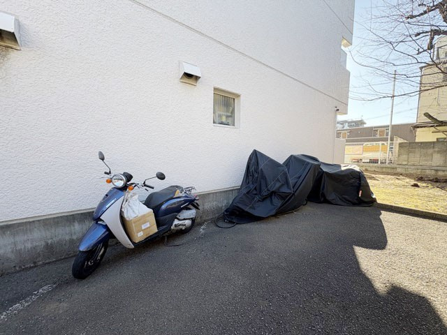 【駐車場】 | 上用賀スカイマンション | バイク置き場。空き区画の有無や駐輪料金、サイズおよび排気量規定などについては、改めてお問い合わせください。～即日のご見学可能～　お問合せはお気軽にどうぞ。