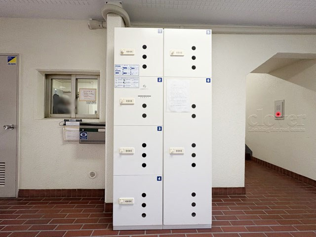 【設備】 | 上用賀スカイマンション | 仕事をしたり、家をあけがちな人にとっては必須となる、宅配BOX。ネット通販や宅配サービスの利用頻度が高い人にとっても、うれしい設備です。～即日のご見学可能～　お問合せはお気軽にどうぞ。
