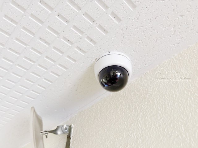 【防犯設備】 | 上用賀スカイマンション | 建物や敷地の隅々に目を光らせる防犯カメラが設置されています。現地を見学される際には、カメラの存在やその台数にも意識を払ってみてください。～即日のご見学可能～　お問合せはお気軽にどうぞ。