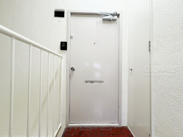 【その他共用部分】 | 上用賀スカイマンション | 皆様をお迎えする、お部屋の玄関ドア。開けやすさや開放角度、ドアノブの操作しやすさや鍵の形状などを、現地で一度ご確認ください。～即日のご見学可能～　お問合せはお気軽にどうぞ。