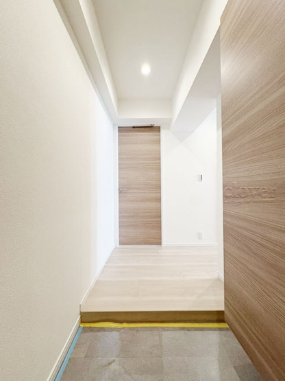 【玄関】 | 上用賀スカイマンション | 玄関の様子です。ナチュラル系の色合いを重視した内装のイメージをご確認ください。お部屋の第一印象やイメージを決定づける空間です。～即日のご見学可能～　お問合せはお気軽にどうぞ。