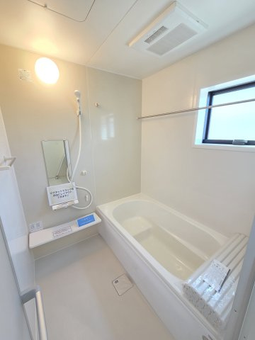 新築　桐生第27相生町　1号棟　Livele Garden.Sの浴室|現地写真　1坪サイズのユニットバス。足を伸ばしてゆったりと湯船につかれます♪