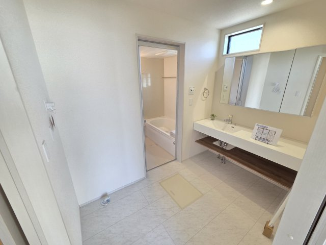 新築　桐生第27相生町　1号棟　Livele Garden.Sの洗面所|現地写真　洗面脱衣所は3帖と広々！収納棚もついており便利です！